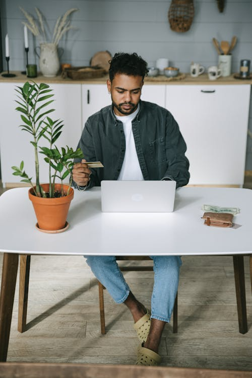 Man sending money online